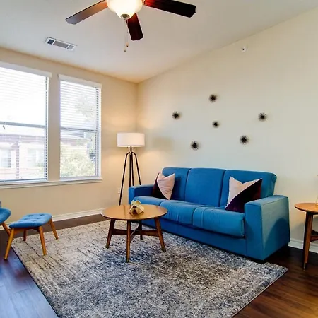 Loft Style 1.5 Bedroom Walk 2 Downtown! Sleeps 6!